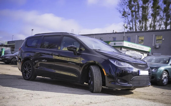 Chrysler Pacifica cena 104700 przebieg: 197000, rok produkcji 2018 z Białystok małe 497
